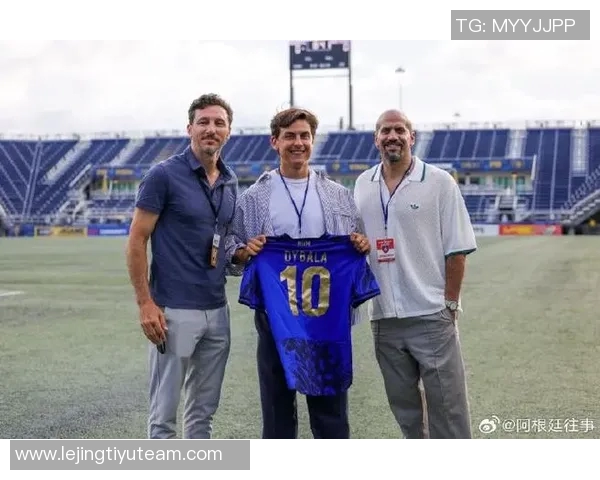 马特拉齐社交媒体分享帕雷德斯与迪巴拉签名球衣珍藏品