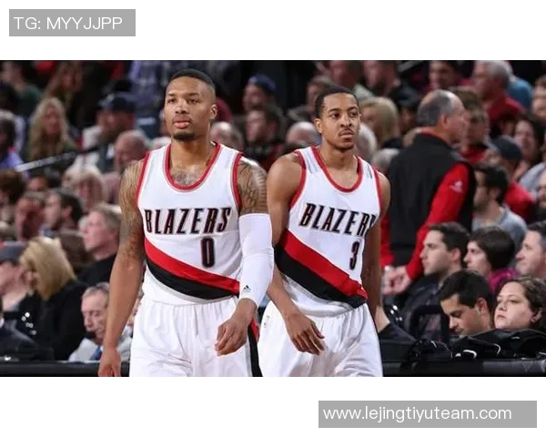 布克回忆赛季初低谷期强调团队拼搏精神与连胜信心